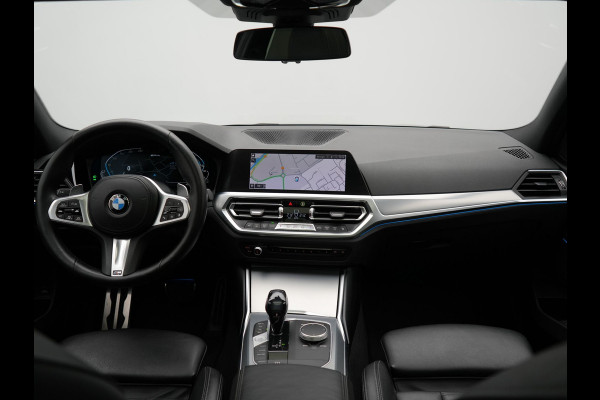 BMW 3 Serie Touring 330e M Sport Plug In Hybrid 293pk Dealer O.H. PHEV | Trekhaak Af Fabriek | Panodak | Head Up | Adaptive Cruise | 360 Camera | Laser LED | Lederen Sportstoelen Memory & Verwarmd | Apple Carplay | Sfeerverlichting | 19"L.M |