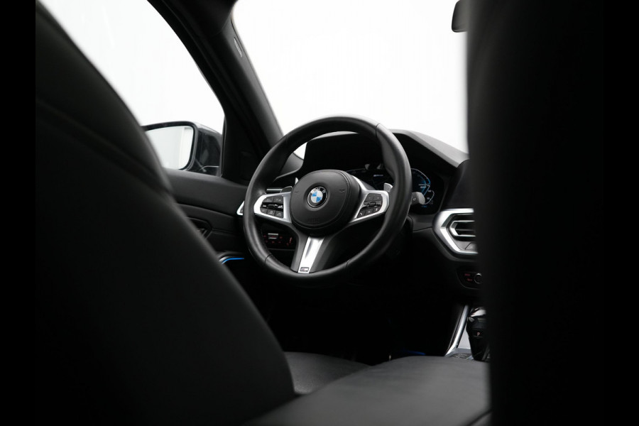 BMW 3 Serie Touring 330e M Sport Plug In Hybrid 293pk Dealer O.H. PHEV | Trekhaak Af Fabriek | Panodak | Head Up | Adaptive Cruise | 360 Camera | Laser LED | Lederen Sportstoelen Memory & Verwarmd | Apple Carplay | Sfeerverlichting | 19"L.M |