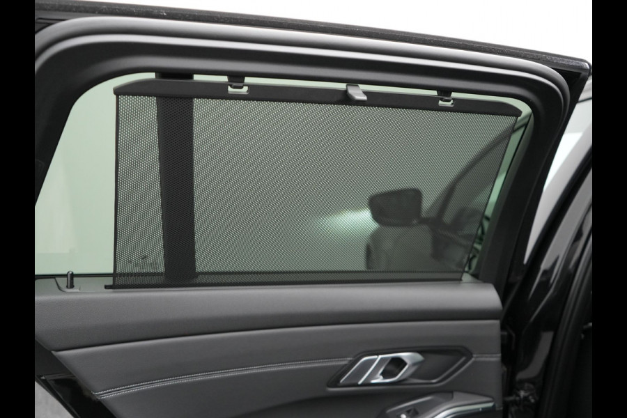 BMW 3 Serie Touring 330e M Sport Plug In Hybrid 293pk Dealer O.H. PHEV | Trekhaak Af Fabriek | Panodak | Head Up | Adaptive Cruise | 360 Camera | Laser LED | Lederen Sportstoelen Memory & Verwarmd | Apple Carplay | Sfeerverlichting | 19"L.M |