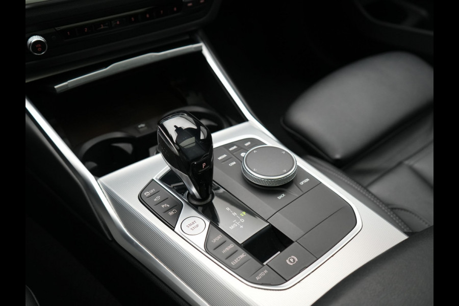BMW 3 Serie Touring 330e M Sport Plug In Hybrid 293pk Dealer O.H. PHEV | Trekhaak Af Fabriek | Panodak | Head Up | Adaptive Cruise | 360 Camera | Laser LED | Lederen Sportstoelen Memory & Verwarmd | Apple Carplay | Sfeerverlichting | 19"L.M |