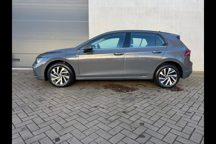 Volkswagen Golf 1.4 eHybrid Style * Camera * Side Assist * Massage * CarPlay *