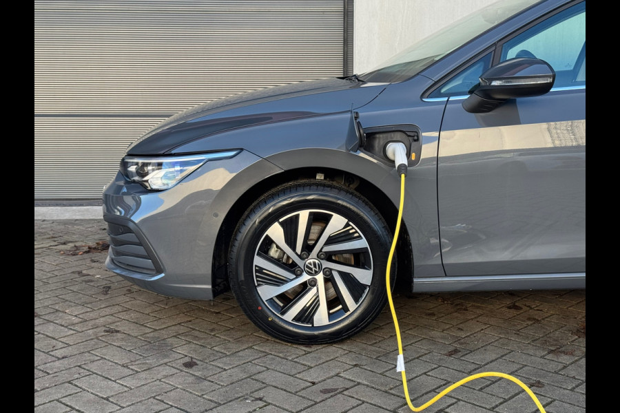 Volkswagen Golf 1.4 eHybrid Style * Camera * Side Assist * Massage * CarPlay *