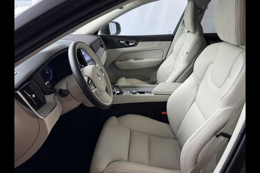 Volvo XC60 2.0 T6 350 PK CREME.LEER PHEV SCHUIFDAK AWD ULTRA BRIGHT LONG RANGE PANO HARMAN/KARDON HEADUP ELEK.KLEP phev . panorama pano