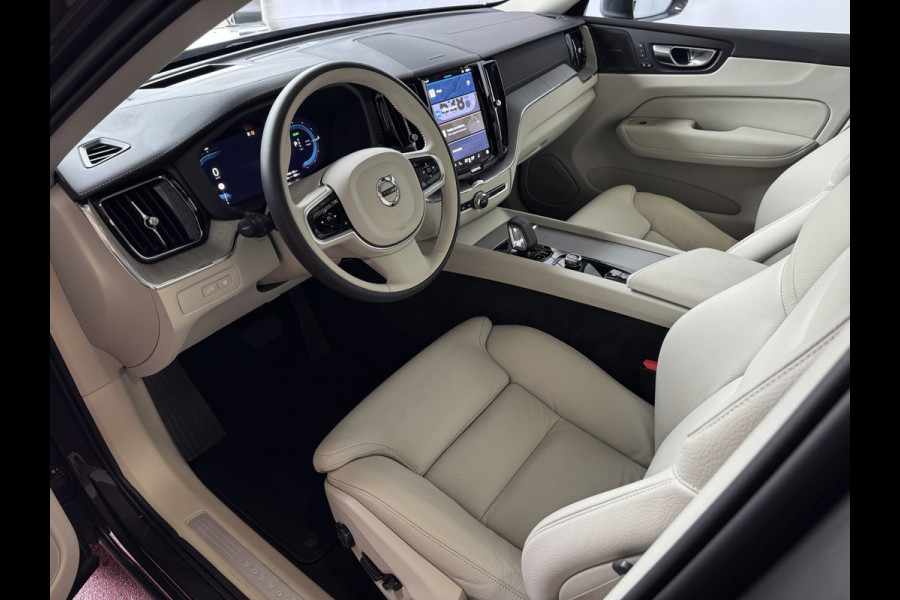 Volvo XC60 2.0 T6 350 PK CREME.LEER PHEV SCHUIFDAK AWD ULTRA BRIGHT LONG RANGE PANO HARMAN/KARDON HEADUP ELEK.KLEP phev . panorama pano