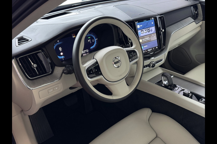 Volvo XC60 2.0 T6 350 PK CREME.LEER PHEV SCHUIFDAK AWD ULTRA BRIGHT LONG RANGE PANO HARMAN/KARDON HEADUP ELEK.KLEP phev . panorama pano