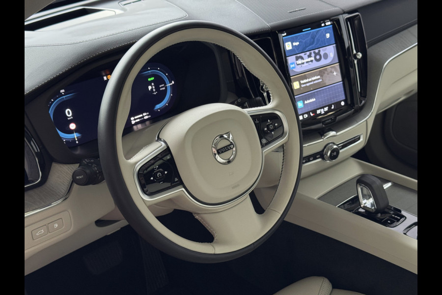 Volvo XC60 2.0 T6 350 PK CREME.LEER PHEV SCHUIFDAK AWD ULTRA BRIGHT LONG RANGE PANO HARMAN/KARDON HEADUP ELEK.KLEP phev . panorama pano