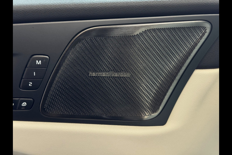 Volvo XC60 2.0 T6 350 PK CREME.LEER PHEV SCHUIFDAK AWD ULTRA BRIGHT LONG RANGE PANO HARMAN/KARDON HEADUP ELEK.KLEP phev . panorama pano