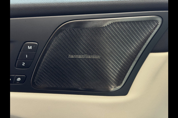 Volvo XC60 2.0 T6 350 PK CREME.LEER PHEV SCHUIFDAK AWD ULTRA BRIGHT LONG RANGE PANO HARMAN/KARDON HEADUP ELEK.KLEP phev . panorama pano