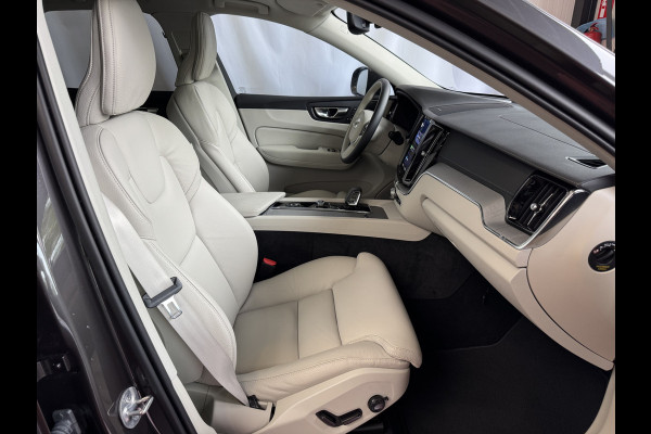 Volvo XC60 2.0 T6 350 PK CREME.LEER PHEV SCHUIFDAK AWD ULTRA BRIGHT LONG RANGE PANO HARMAN/KARDON HEADUP ELEK.KLEP phev . panorama pano