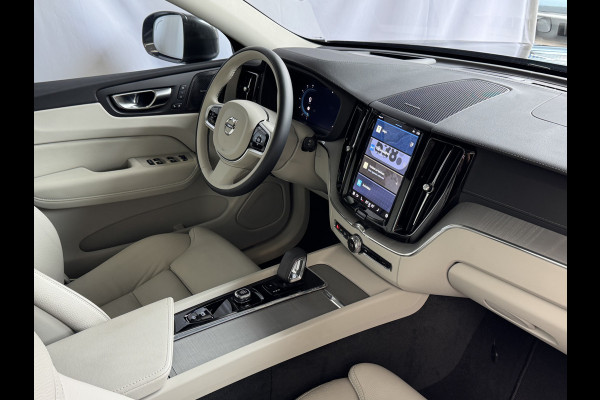 Volvo XC60 2.0 T6 350 PK CREME.LEER PHEV SCHUIFDAK AWD ULTRA BRIGHT LONG RANGE PANO HARMAN/KARDON HEADUP ELEK.KLEP phev . panorama pano