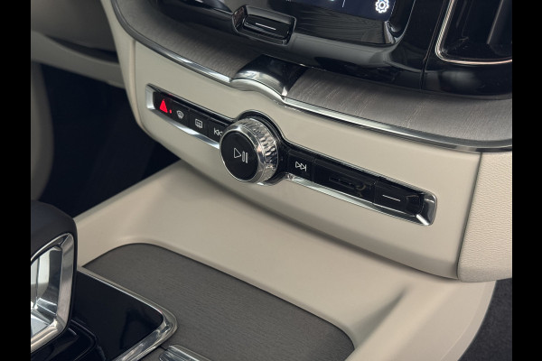 Volvo XC60 2.0 T6 350 PK CREME.LEER PHEV SCHUIFDAK AWD ULTRA BRIGHT LONG RANGE PANO HARMAN/KARDON HEADUP ELEK.KLEP phev . panorama pano