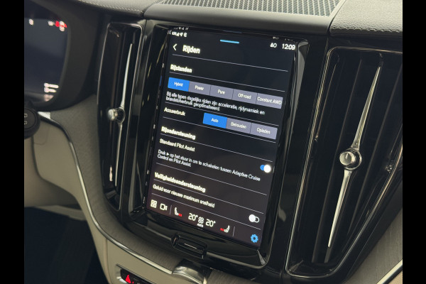 Volvo XC60 2.0 T6 350 PK CREME.LEER PHEV SCHUIFDAK AWD ULTRA BRIGHT LONG RANGE PANO HARMAN/KARDON HEADUP ELEK.KLEP phev . panorama pano