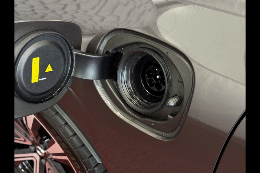 Volvo XC60 2.0 T6 350 PK CREME.LEER PHEV SCHUIFDAK AWD ULTRA BRIGHT LONG RANGE PANO HARMAN/KARDON HEADUP ELEK.KLEP phev . panorama pano