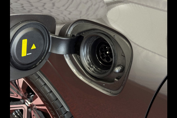 Volvo XC60 2.0 T6 350 PK CREME.LEER PHEV SCHUIFDAK AWD ULTRA BRIGHT LONG RANGE PANO HARMAN/KARDON HEADUP ELEK.KLEP phev . panorama pano