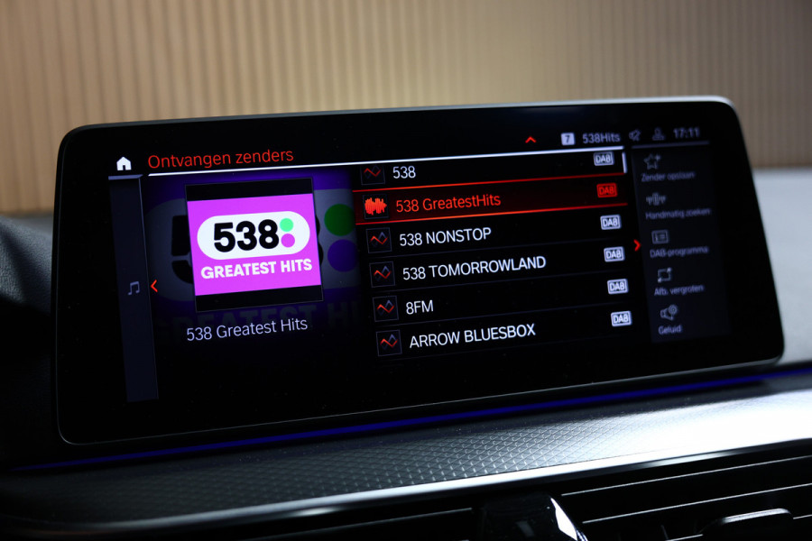 BMW 5 Serie Touring 530i xDrive M-Sport PANO HUD ACC CAM AMBIENT TRKH '21