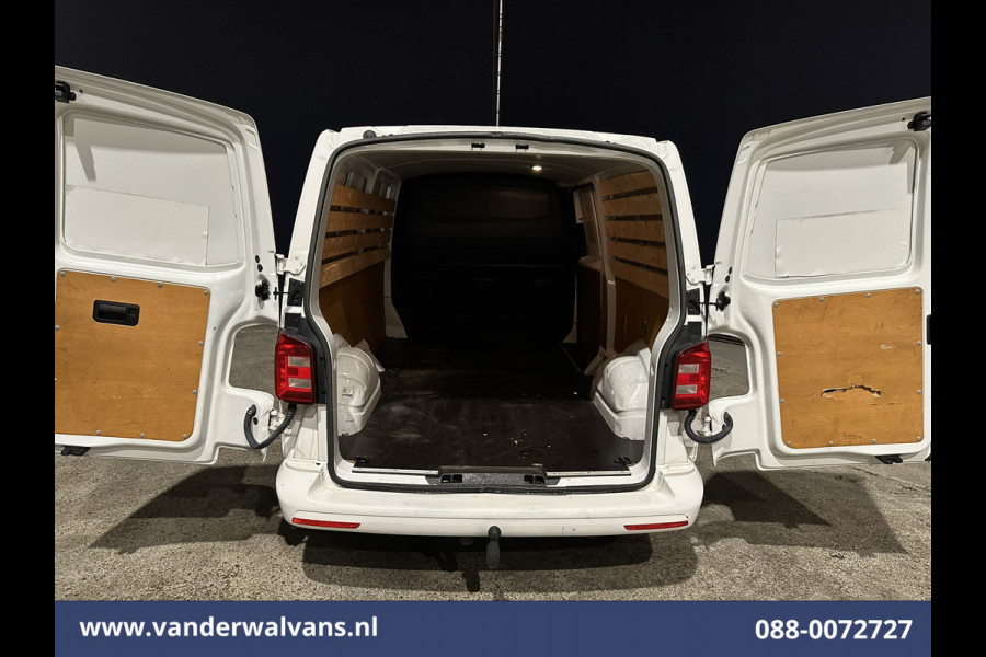 Volkswagen Transporter 2.0 TDI L2H1 Euro6 Airco | Camera | Apple Carplay | Trekhaak | Cruisecontrol Android Auto, Bijrijdersbank