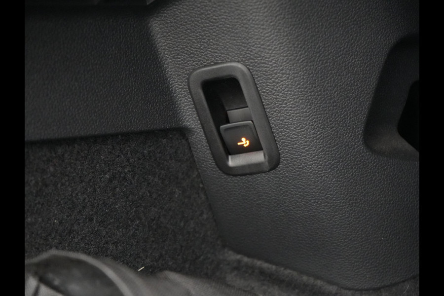 Volkswagen Golf 1.4 eHybrid GTE Plug In Hybrid 245pk Dealer O.H PHEV | Trekhaak Af Fabriek | Panodak | Adaptive Cruise | IQ Light | Camera | Sportstoelen & Stuur Verwarmd | Keyless | Blis | Navigatie | Virtual | DAB |