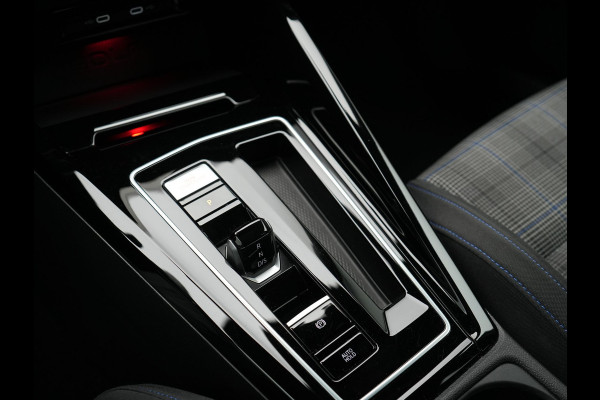 Volkswagen Golf 1.4 eHybrid GTE Plug In Hybrid 245pk Dealer O.H PHEV | Trekhaak Af Fabriek | Panodak | Adaptive Cruise | IQ Light | Camera | Sportstoelen & Stuur Verwarmd | Keyless | Blis | Navigatie | Virtual | DAB |