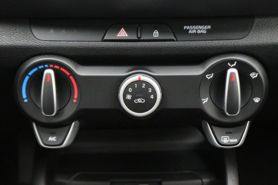 Kia Stonic 1.0 T-GDi DynamicLine Camera, Apple Carplay, Navigatie, Cruise, PDC, 17"