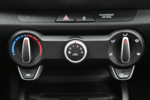 Kia Stonic 1.0 T-GDi DynamicLine Camera, Apple Carplay, Navigatie, Cruise, PDC, 17"