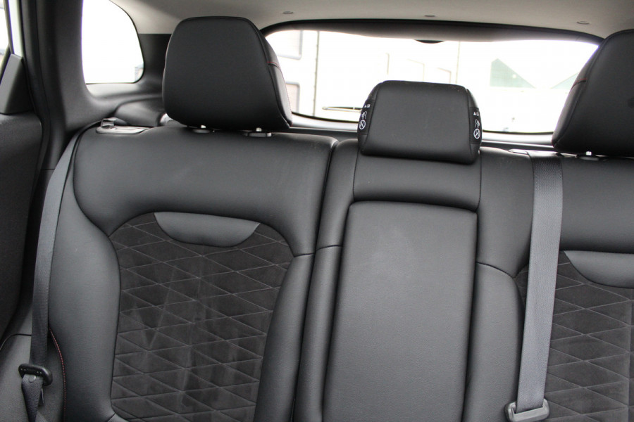 Renault Kadjar 1.3 TCe 160PK Black Edition | Trekhaak | Panoramadak | BLIS | Bose | Alcantara