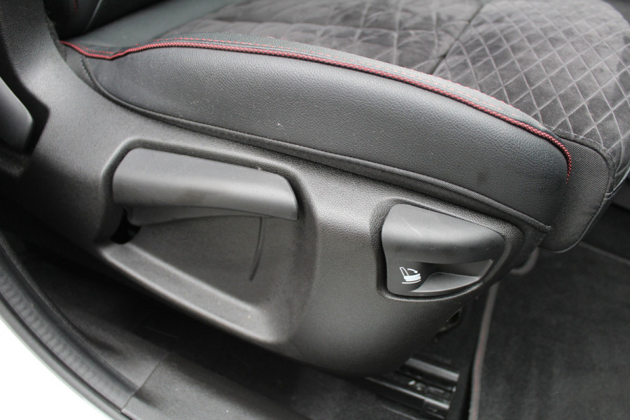 Renault Kadjar 1.3 TCe 160PK Black Edition | Trekhaak | Panoramadak | BLIS | Bose | Alcantara