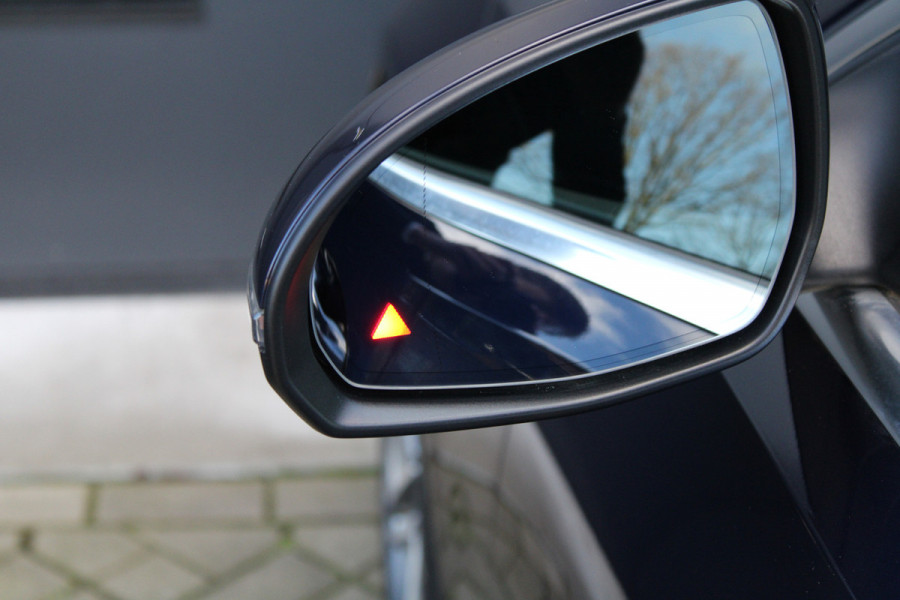 Mercedes-Benz C-Klasse 300 e AMG Line | DODE HOEK | KEYLESS | ELEK TREKHAAK | CAMERA | AMBIENTLIGHT |