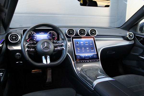 Mercedes-Benz C-Klasse 300 e AMG Line | DODE HOEK | KEYLESS | ELEK TREKHAAK | CAMERA | AMBIENTLIGHT |