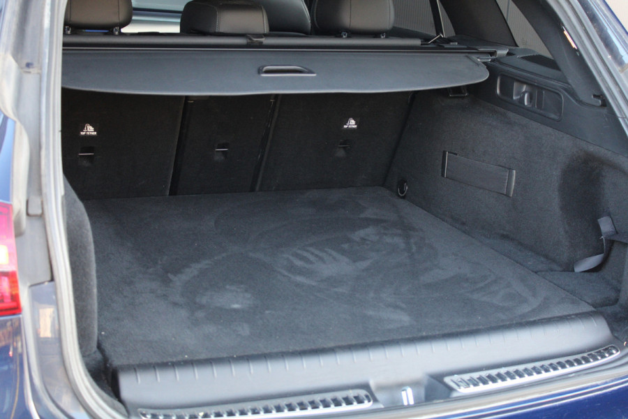 Mercedes-Benz C-Klasse 300 e AMG Line | DODE HOEK | KEYLESS | ELEK TREKHAAK | CAMERA | AMBIENTLIGHT |