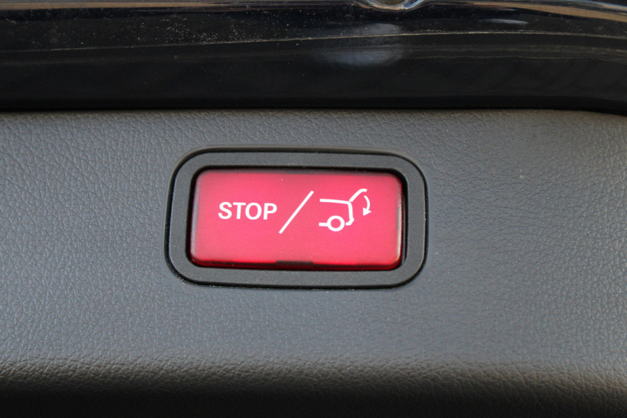 Mercedes-Benz C-Klasse 300 e AMG Line | DODE HOEK | KEYLESS | ELEK TREKHAAK | CAMERA | AMBIENTLIGHT |