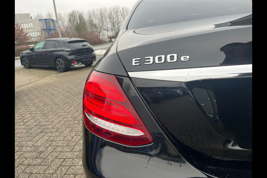 Mercedes-Benz E-Klasse 300 e AMG Line | 320pk PHEV | Elektrisch panoramadak / schuifdak | Stoelverwarming | Bestuurdersstoel Met Geheugen | Achteruitrijcamera