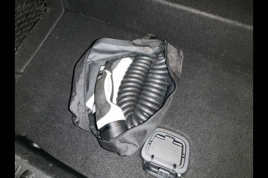 Mercedes-Benz E-Klasse 300 e AMG Line | 320pk PHEV | Elektrisch panoramadak / schuifdak | Stoelverwarming | Bestuurdersstoel Met Geheugen | Achteruitrijcamera