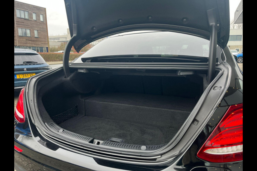 Mercedes-Benz E-Klasse 300 e AMG Line | 320pk PHEV | Elektrisch panoramadak / schuifdak | Stoelverwarming | Bestuurdersstoel Met Geheugen | Achteruitrijcamera