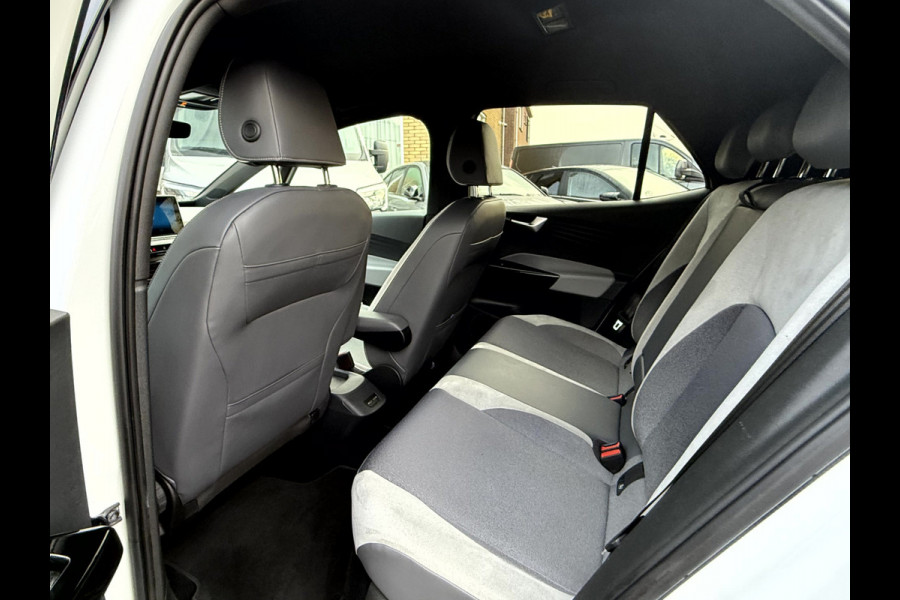 Volkswagen ID.3 First Plus 58 kWh SOH 92.8%, Camera, Trekhaak, 19''Lmv