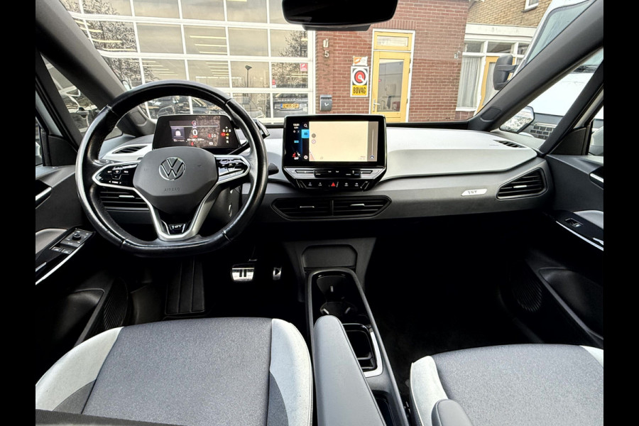 Volkswagen ID.3 First Plus 58 kWh SOH 92.8%, Camera, Trekhaak, 19''Lmv