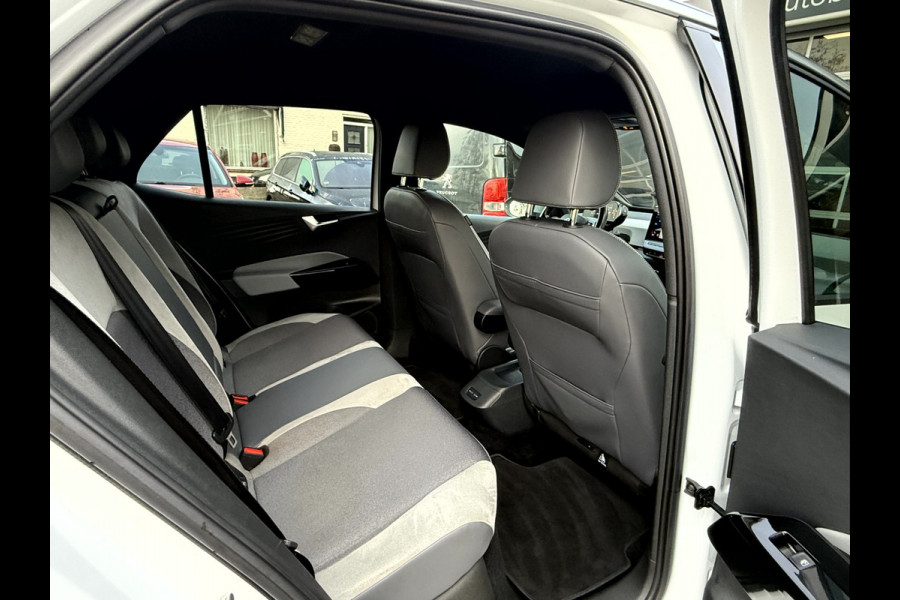 Volkswagen ID.3 First Plus 58 kWh SOH 92.8%, Camera, Trekhaak, 19''Lmv