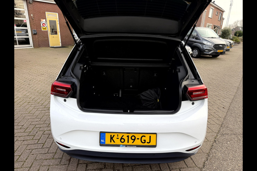 Volkswagen ID.3 First Plus 58 kWh SOH 92.8%, Camera, Trekhaak, 19''Lmv