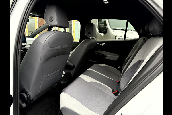 Volkswagen ID.3 First Plus 58 kWh SOH 90.7%, Camera, Trekhaak, 19''Lmv