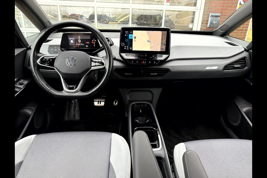 Volkswagen ID.3 First Plus 58 kWh SOH 90.7%, Camera, Trekhaak, 19''Lmv