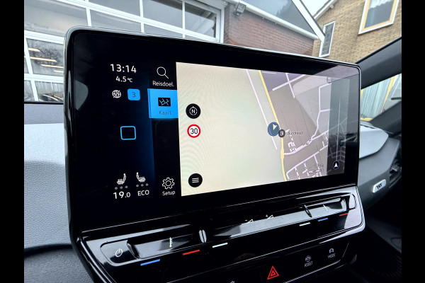 Volkswagen ID.3 First Plus 58 kWh SOH 90.7%, Camera, Trekhaak, 19''Lmv