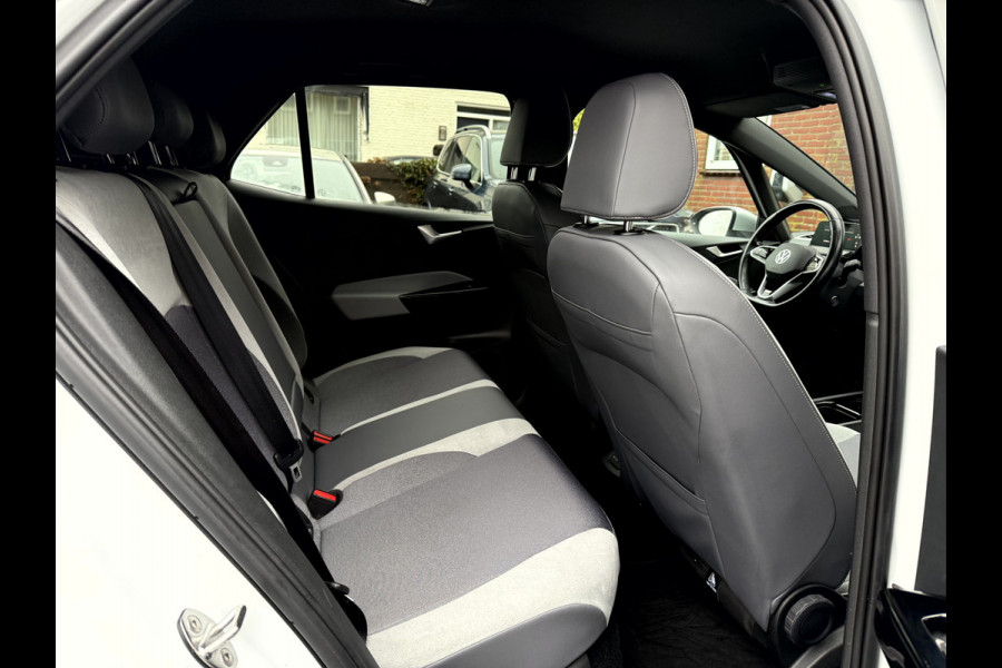 Volkswagen ID.3 First Plus 58 kWh SOH 90.7%, Camera, Trekhaak, 19''Lmv