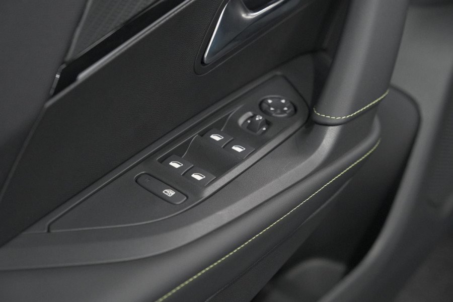 Peugeot e-2008 EV GT 50 kWh | Camera | Navigatie | Apple Carplay | Parkeersensoren