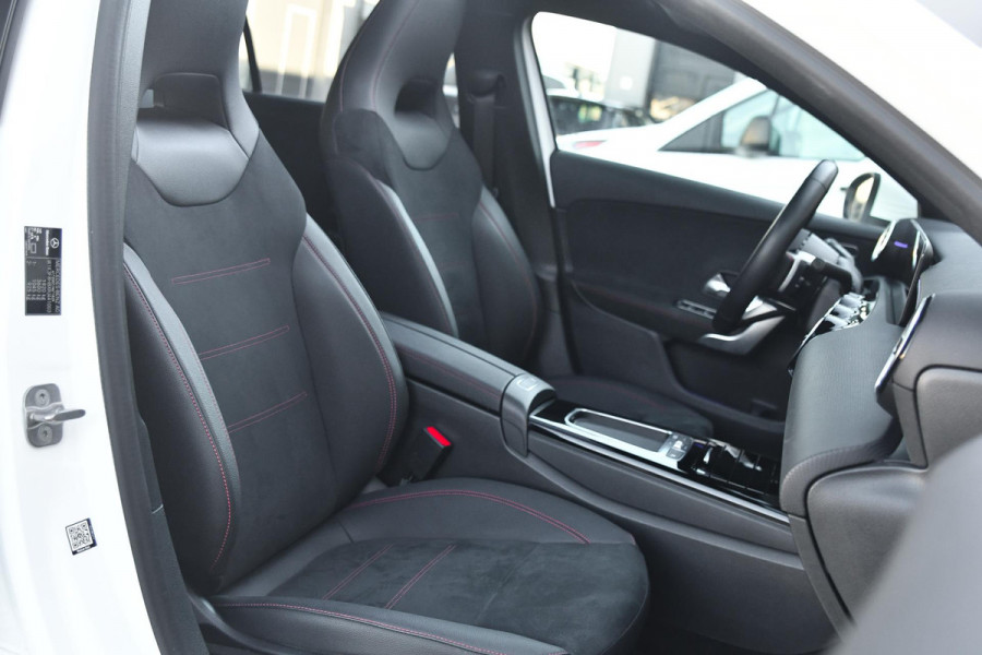 Mercedes-Benz A-Klasse 200 AMG- Line. Pano, Keyless, Camera, Stuurverwarming, Sfeer!