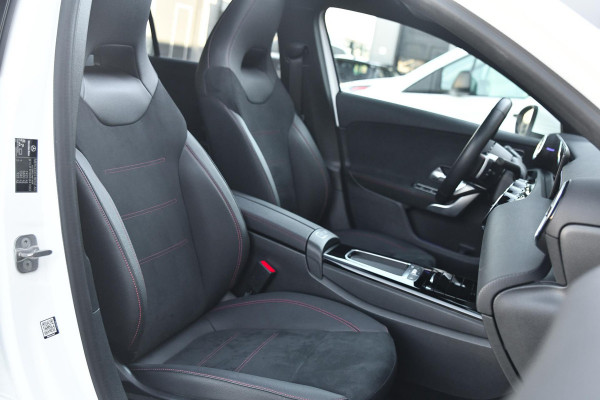 Mercedes-Benz A-Klasse 200 AMG- Line. Pano, Keyless, Camera, Stuurverwarming, Sfeer!