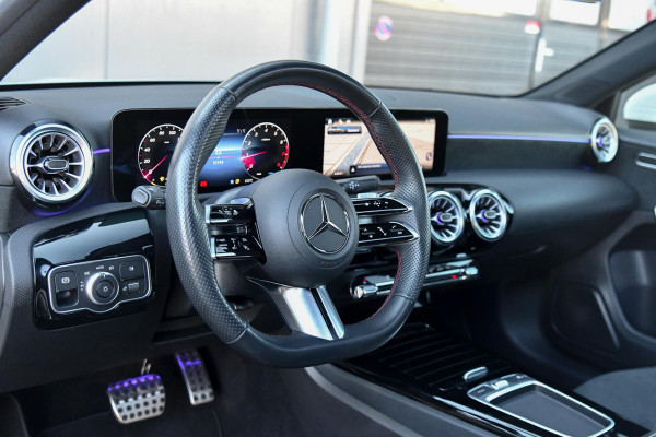Mercedes-Benz A-Klasse 200 AMG- Line. Pano, Keyless, Camera, Stuurverwarming, Sfeer!