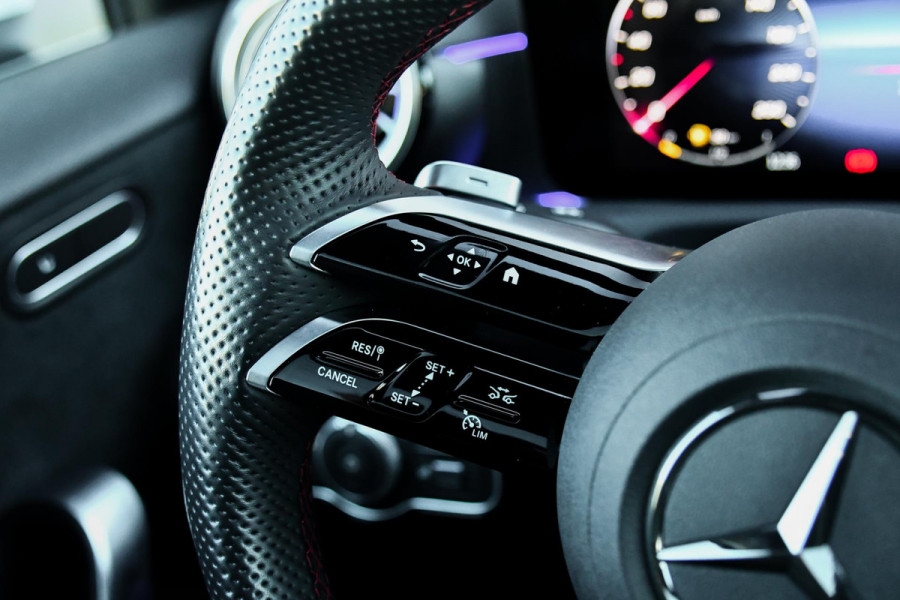 Mercedes-Benz A-Klasse 200 AMG- Line. Pano, Keyless, Camera, Stuurverwarming, Sfeer!