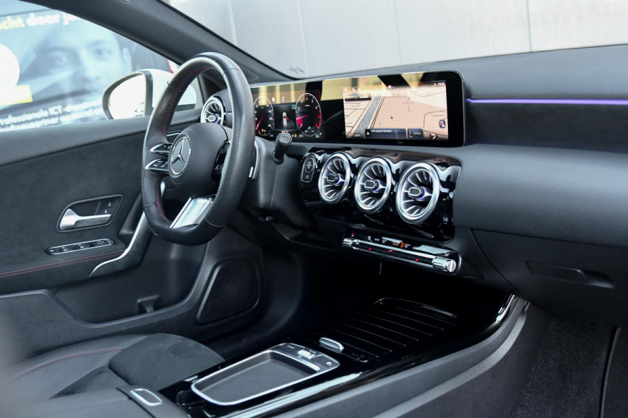 Mercedes-Benz A-Klasse 200 AMG- Line. Pano, Keyless, Camera, Stuurverwarming, Sfeer!