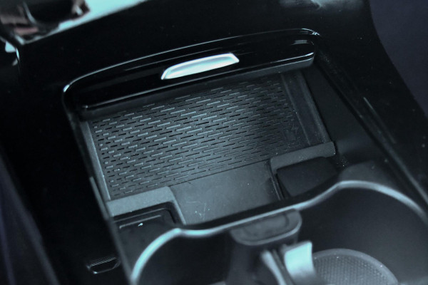 Mercedes-Benz A-Klasse 200 AMG- Line. Pano, Keyless, Camera, Stuurverwarming, Sfeer!