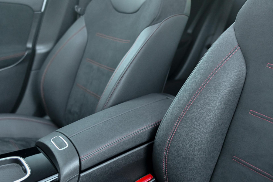 Mercedes-Benz A-Klasse 200 AMG- Line. Pano, Keyless, Camera, Stuurverwarming, Sfeer!