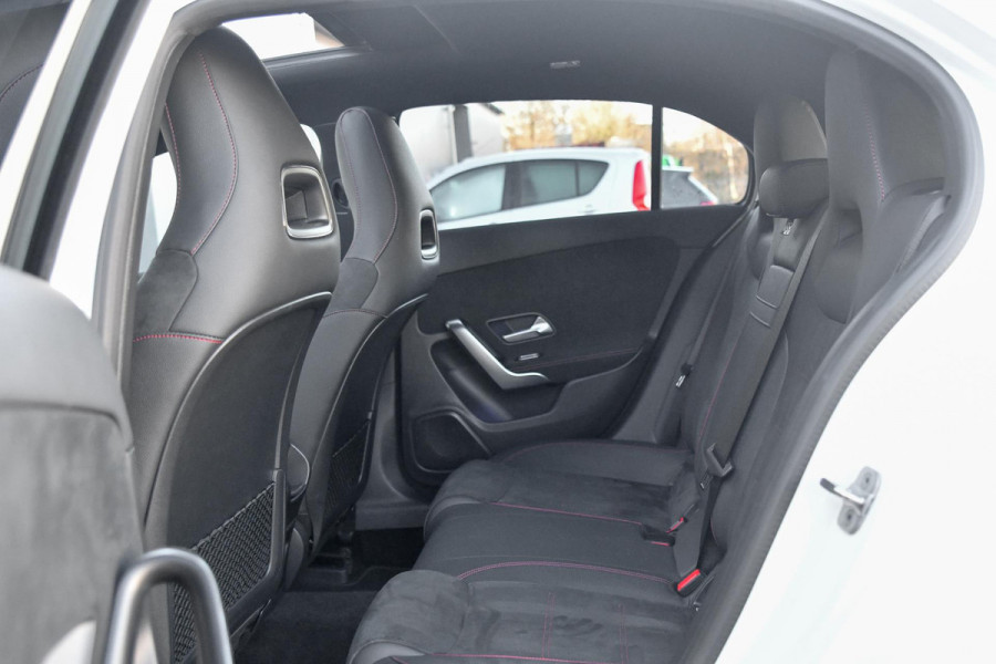 Mercedes-Benz A-Klasse 200 AMG- Line. Pano, Keyless, Camera, Stuurverwarming, Sfeer!